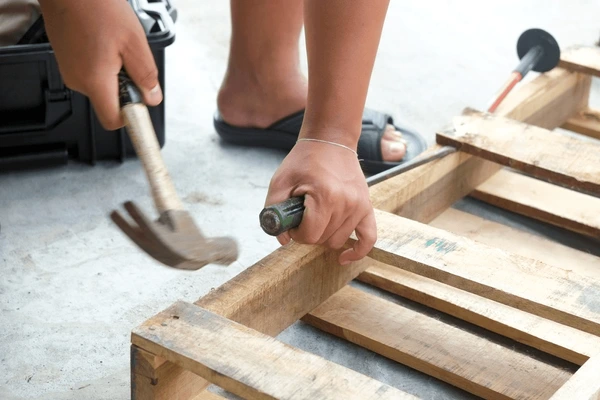 carpenter-hammer-screwdriver-600nw-540232174